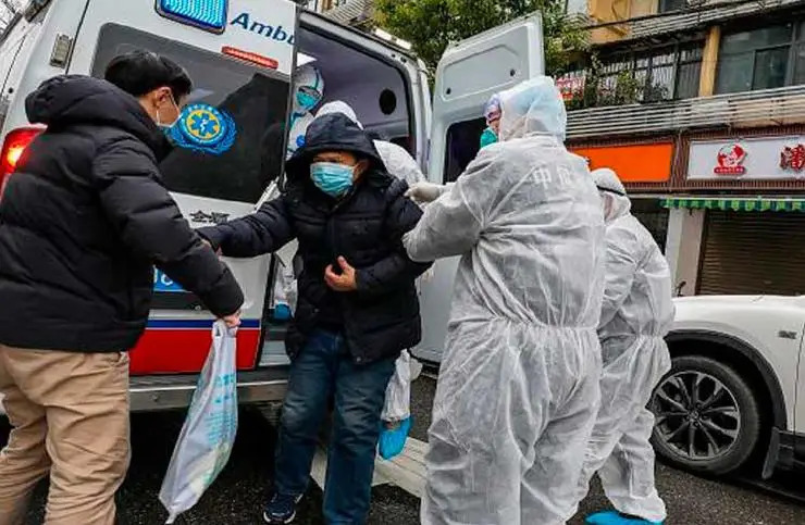 Parciente sendo atendido por equipes de médicos