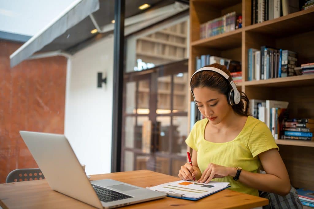 Online learning hybrid universities